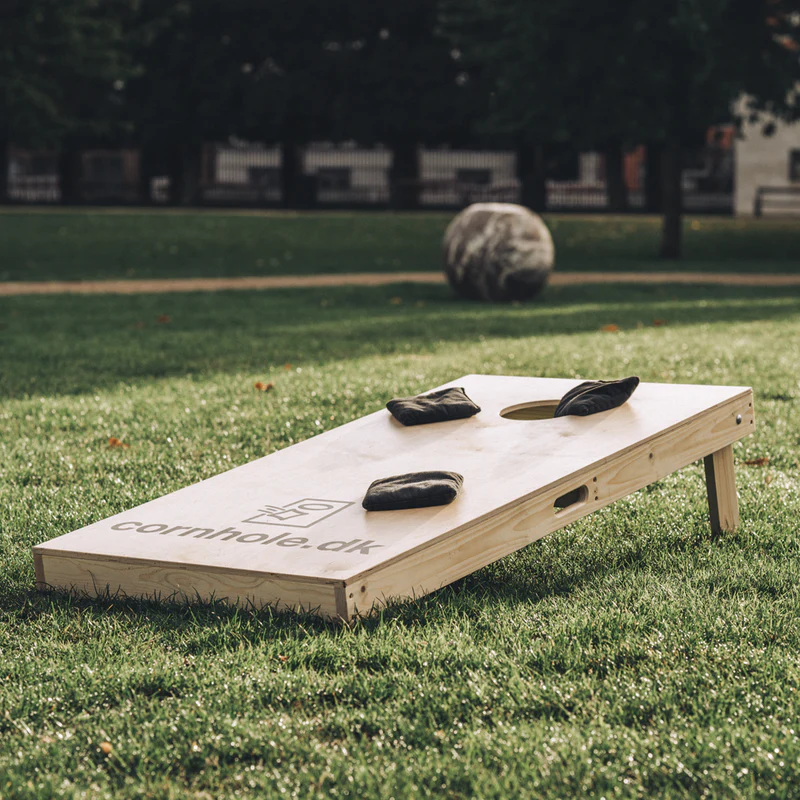 Plansza do cornhole z workami gotowa do gry